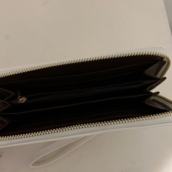 White Wallet - Picture 3 of 3